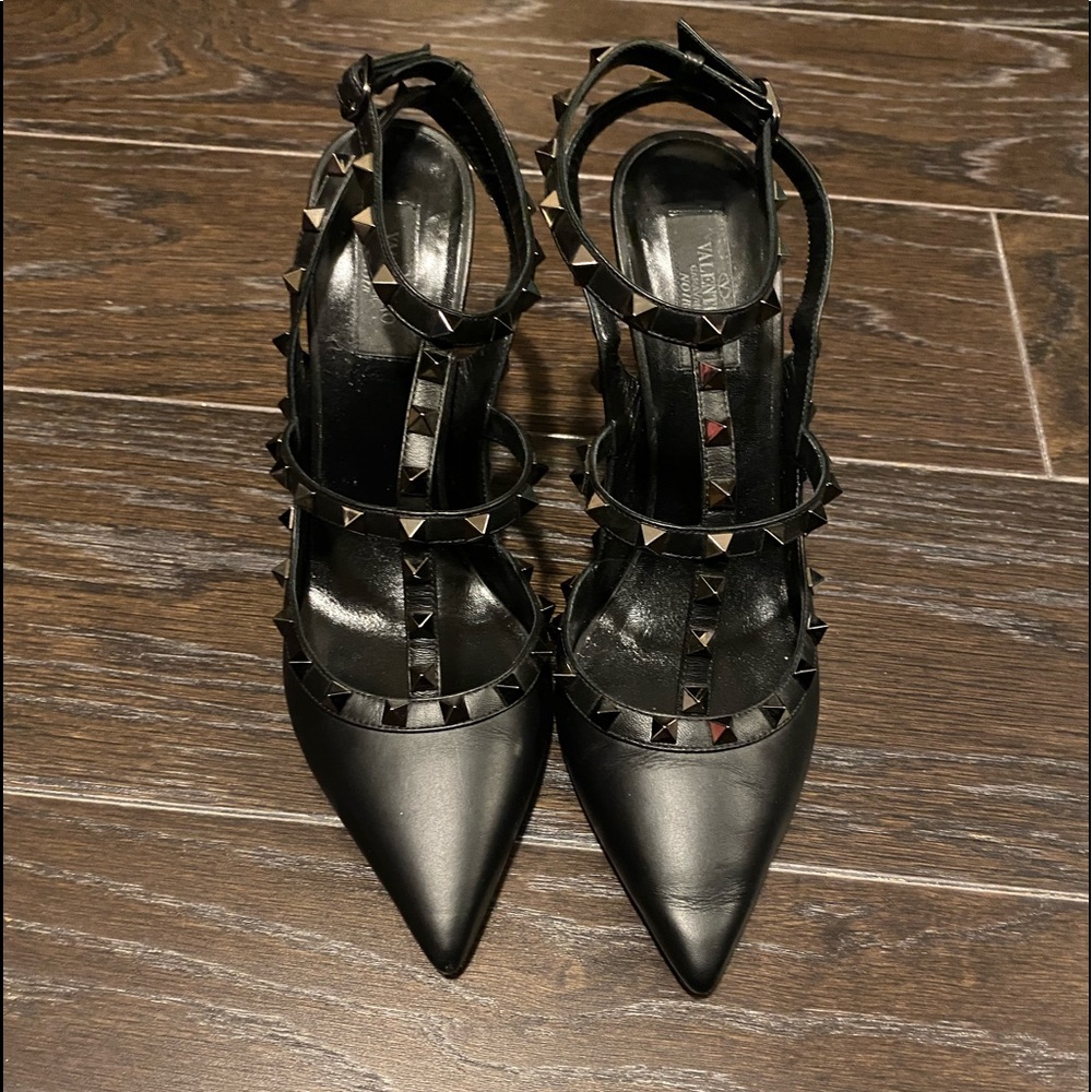 VALENTINO GARAVANI Noir Rockstud Pointed Toe Pump